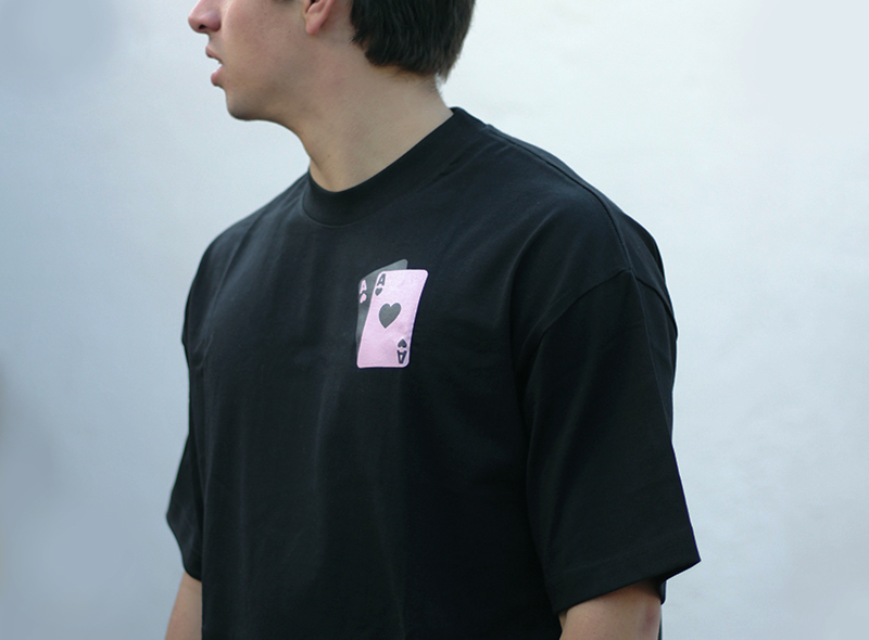 hombre playera negra boxy oversize cartas rosa